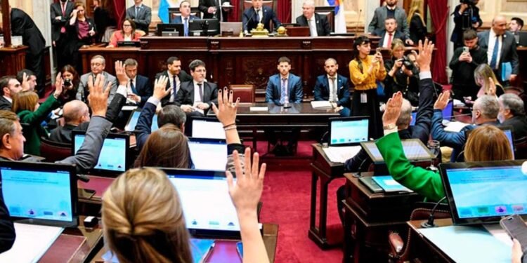 Desafíos económicos del Gobierno que presionan al dólar y al riesgo país