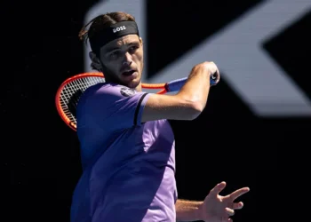 Inusual momento en el tenis: un jugador perdió tras la caída de pelotas de su bolsillo