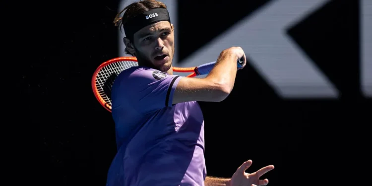 Inusual momento en el tenis: un jugador perdió tras la caída de pelotas de su bolsillo