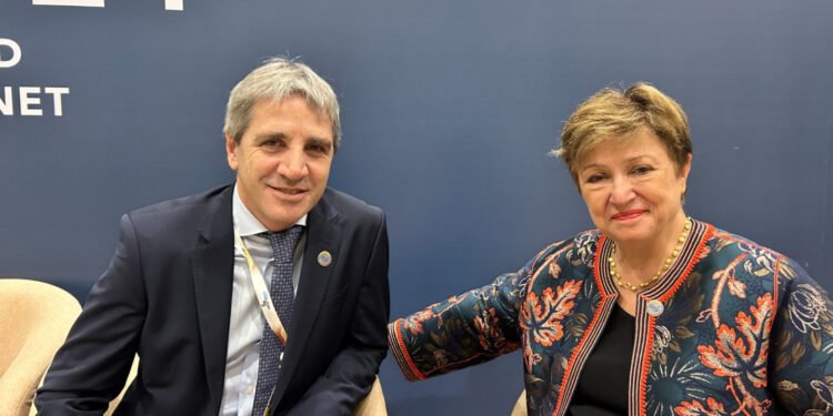 Caputo se reunió con Georgieva en Tailandia: elogios a la disciplina fiscal y continuidad en la revisión