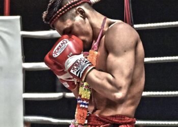 El impactante video de la lesión cervical de un luchador de Muay Thai tras un brutal nocaut